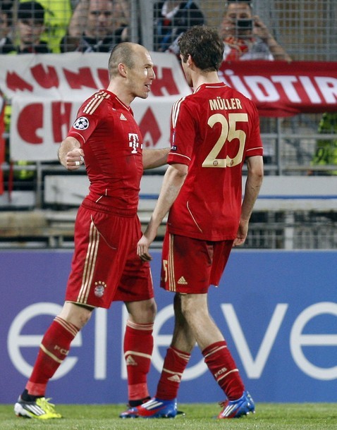 Niềm vui của các cầu thủ Bayern Munich sau khi nâng tỉ số lên thành 2-0